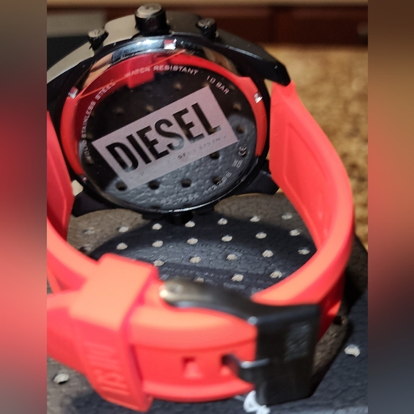 Diesel Uber Chief 2005 Three-Hand Red Silicone Watch - Picture 7 of 11